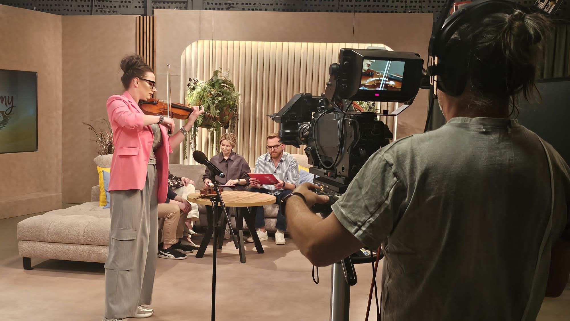 Gaja Wilewska w studiu telewizyjnym